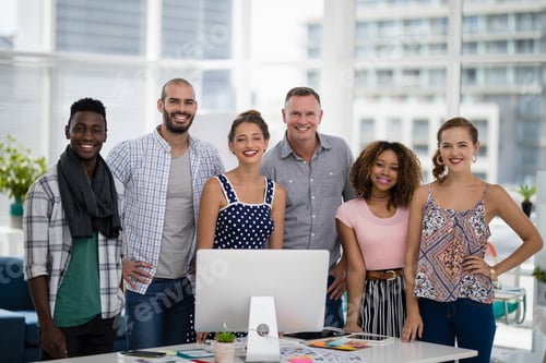 Предпросмотр: Портрет команды руководителей, стоящих вместе в офисе