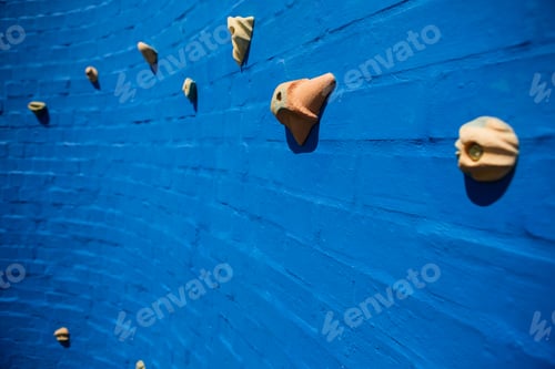 Vista previa: Foto de fotograma completo de un muro de escalada azul en la escuela