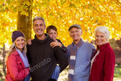 Vista previa: Portrait Of Happy Multi-Generation Family Standing At Park During Autumn