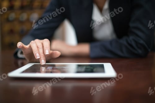 Preview: Close-Up Of Businesswoman Using Digital Tablet In A Restaurant