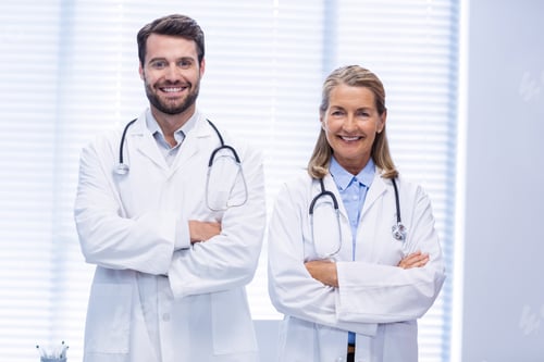 Preview: Portrait Of Doctors Standing With Arms Crossed In Clinic, Healthcare Workers In The Coronavirus
