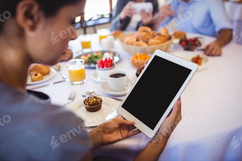 Preview: Close-Up Of Businesswoman Using Digital Tablet In Restaurant