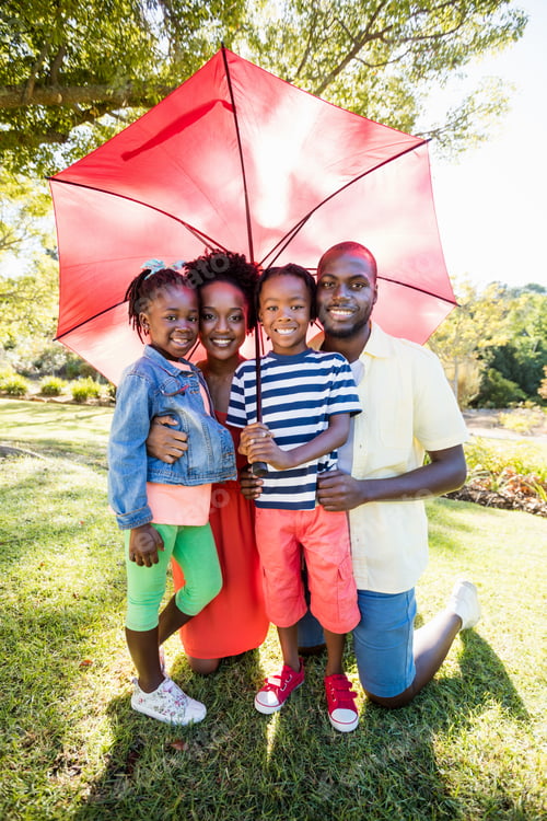 Visualização: Família feliz posando juntos no parque