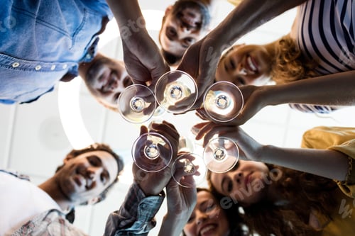 Visualização: Close-Up da equipe de negócios criativos fazendo um brinde no aniversário da faculdade no escritório