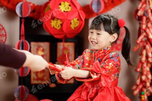 Preview: Chinese Young Girl Traditional Dressing Up With A "Fu"Means "Lucky" Red Envelope