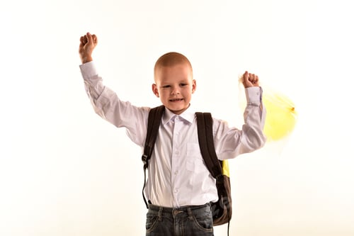 Visualização: Meninos da aldeia se reúnem na primeira série da escola e experimentam o uniforme escolar e a mochila