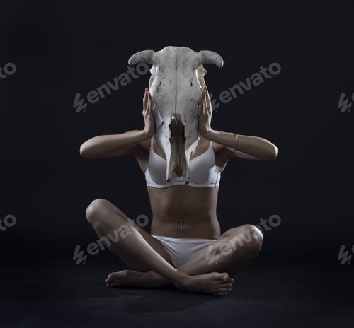 Preview: Perfect Female Body With Cow Skull In His Hands.