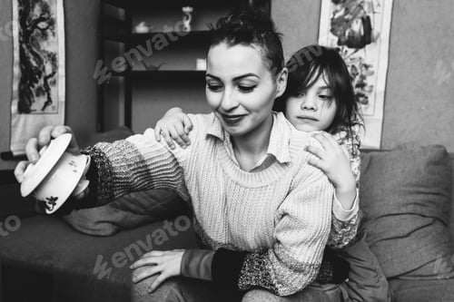 Preview: Mother With Her Beloved Daughter Resting In Coffee