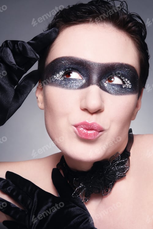 Preview: Glamorous Woman Wearing a Decorative Makeup Mask
