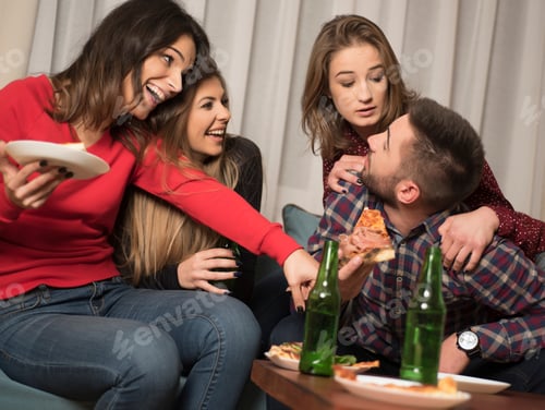 Vista previa: Friends Having Fun At Home Eating Pizza Drinking Beer And Leafing. Friends Having Fun Concept