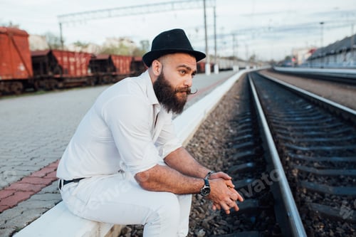 Preview: Beaded Fashion Man