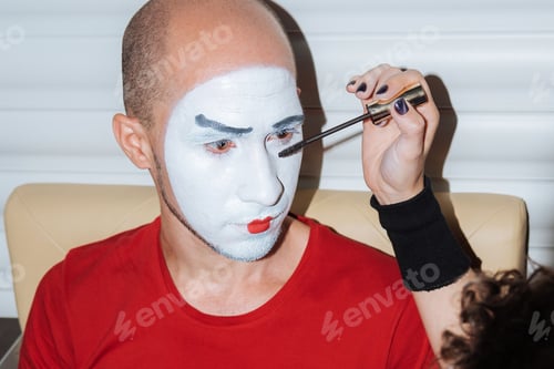 Preview: Beautiful Mimi Girl Makes Make-Up For Her Companion