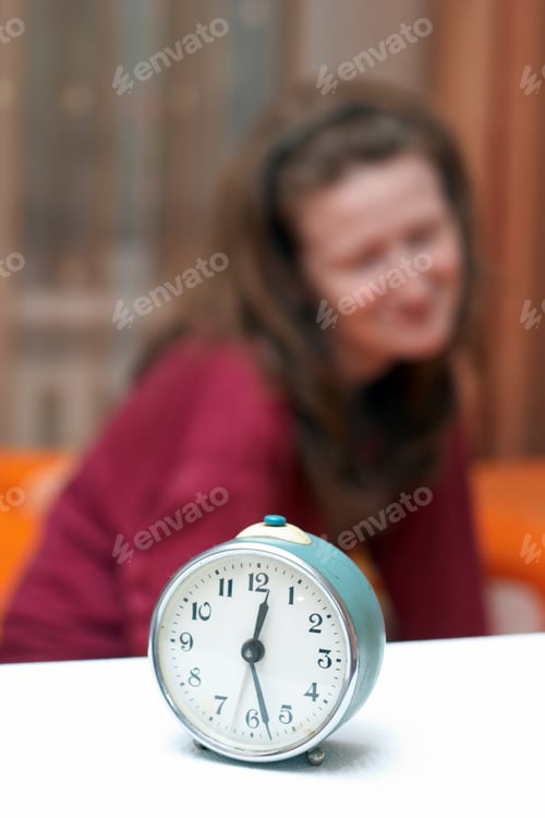 Vista previa: El despertador molesta a una mujer dormida que está desenfocada