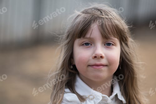 Visualização: Retrato de uma menina na rua na primavera