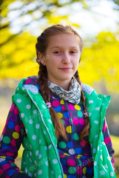 Visualização: Menina sorridente no parque de outono