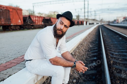 Preview: Beaded Fashion Man
