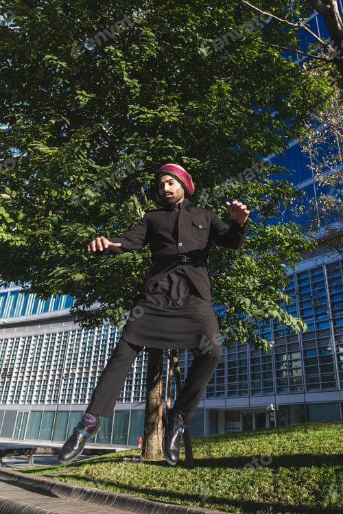 Vista previa: Handsome Indian Man Posing In An Urban Context. Street Fashion And Style.