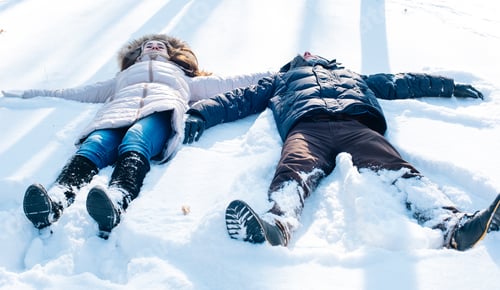 Vorschau: Junges Liebespaar hat Spaß im Snowy Park