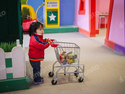 Preview: Baby Girl Play Shopping Toy At Playground