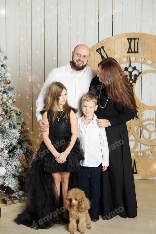 Visualização: Família feliz em decorações de Natal