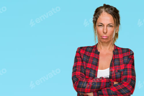 Vista previa: Middle Age Adult Woman Wearing Casual Jacket Over Isolated Background Skeptic And Nervous