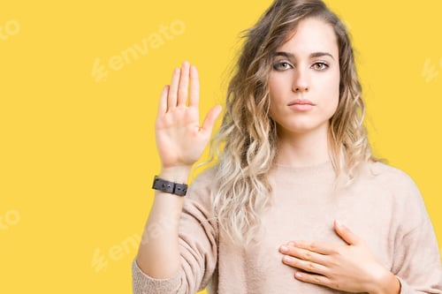 Preview: Beautiful Young Blonde Woman Wearing Sweatershirt Over Isolated Background Swearing With Hand On