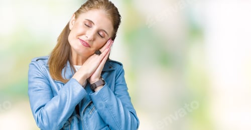 Preview: Beautiful Middle Age Mature Woman Wearing Fashion Leather Jacket Over Isolated Background Sleeping