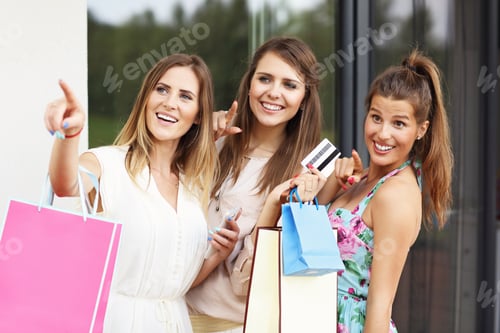 Preview: Picture Presenting Group Of Girlfriends Shopping In The City With Credit Card And Smartphone