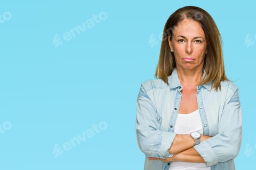 Vista previa: Middle Age Adult Woman Wearing Casual Denim Shirt Over Isolated Background Skeptic And Nervous