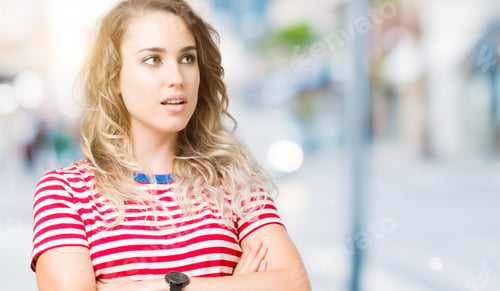 Preview: Beautiful Young Blonde Woman Over Isolated Background Smiling Looking To The Side With Arms Crossed
