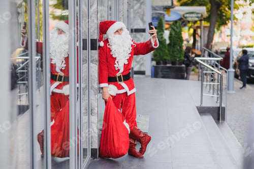 Preview: Portrait Of Santa Claus Taking Selfie On The Street. Happy New Years Concept