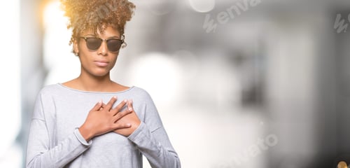 Preview: Beautiful Young African American Woman Wearing Sunglasses Over Isolated Background Smiling With