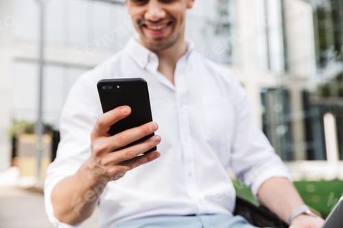 Vista previa: Primer plano de un joven empresario sonriente
