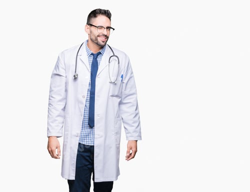 Vista previa: Joven doctor guapo sobre fondo aislado guiñando un ojo mirando a la cámara con sexy