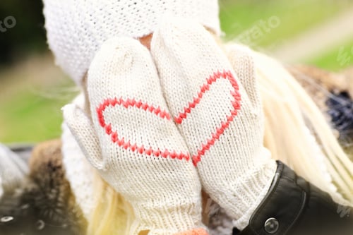 Vista previa: Una foto de una mujer cubriéndose la cara con guantes de invierno