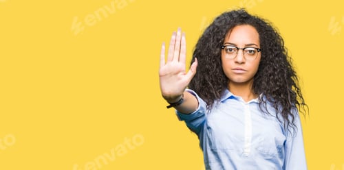 Vista previa: Young Beautiful Business Girl With Curly Hair Wearing Glasses Doing Stop Sing With Palm Of The