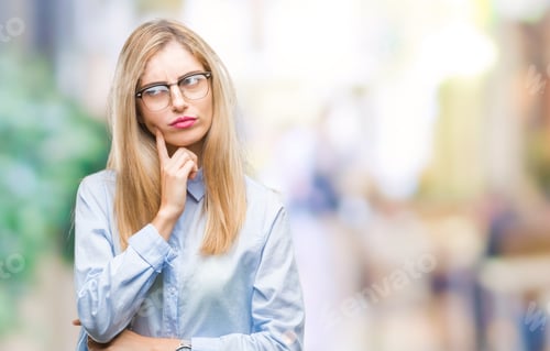 Preview: Young Beautiful Blonde Business Woman Wearing Glasses Over Isolated Background With Hand On Chin