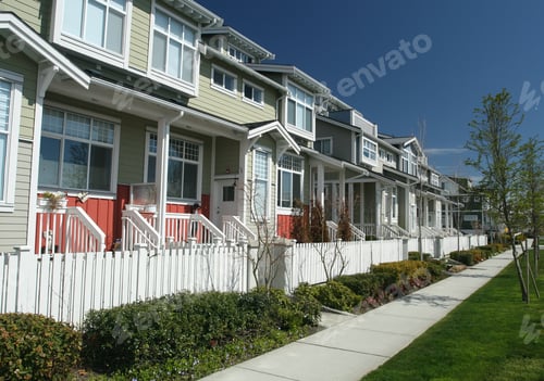 Aperçu: Row Of New Townhouses With Porches
