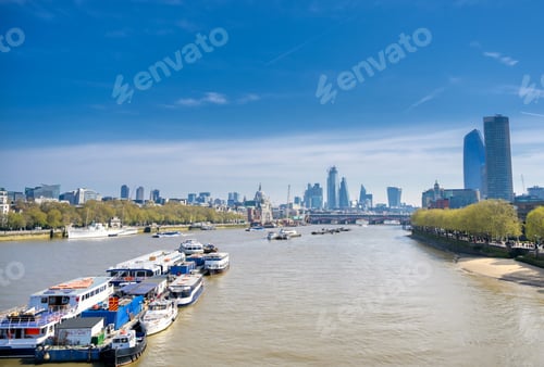 Preview: A View Along The River Thames On A Sunny Day In London, Uk.