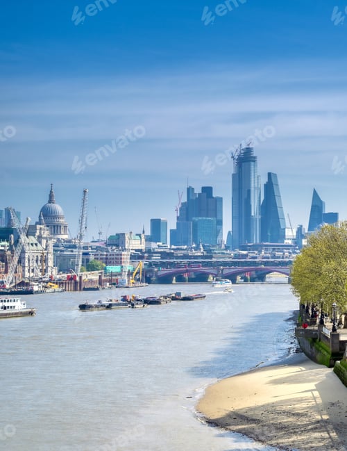 Preview: A View Along The River Thames On A Sunny Day In London, Uk.