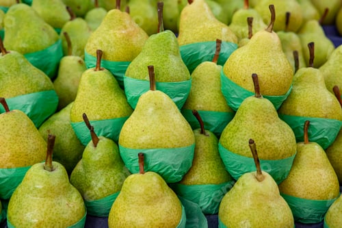 Preview: Close-Up Of Multiple Organic Pears At A Open Air Market In Brazil. Fruits And Nutrition Concept.