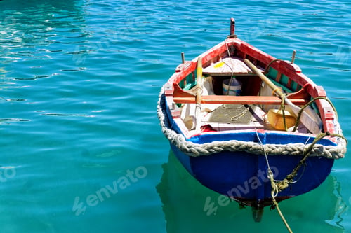 Vorschau: Altes Boot im Meer in Marsaxlokk, Malta.