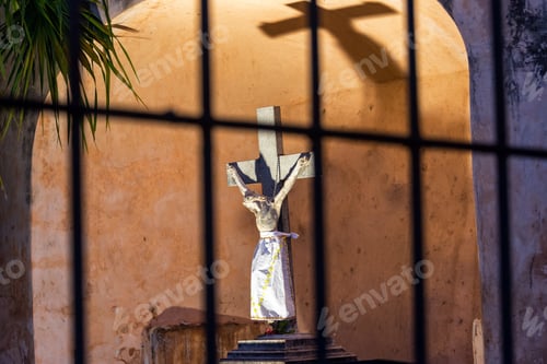 Preview: Statue Of Jesus At Night With A Long Shadow In Valladolid, Mexico