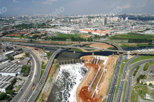 Visualização: Vista aérea da estação hidrelétrica e da rodovia Marginal Express e da cidade de São Paulo em