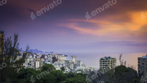 Vorschau: Sonnenuntergang über dem Strand von Ipanema in Rio De Janeiro, Brasilien