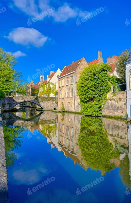Preview: The Canals Of Bruges (Brugge), Belgium On A Sunny Day.