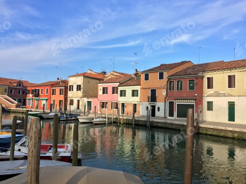 Preview: Beautiful Venice, Italy Canal With Boats And Vibrantly Colored Buildings