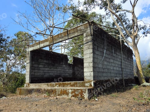 Preview: Grungy Old Abandoned Cinderblock Structure With Missing Roof