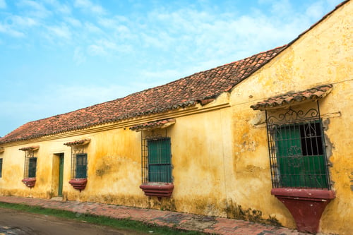 Preview: Yellow Colonial Building With Green Windows In Mompox, Colombia
