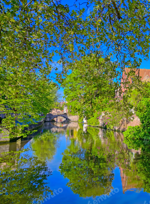 Preview: The Canals Of Bruges (Brugge), Belgium On A Sunny Day.